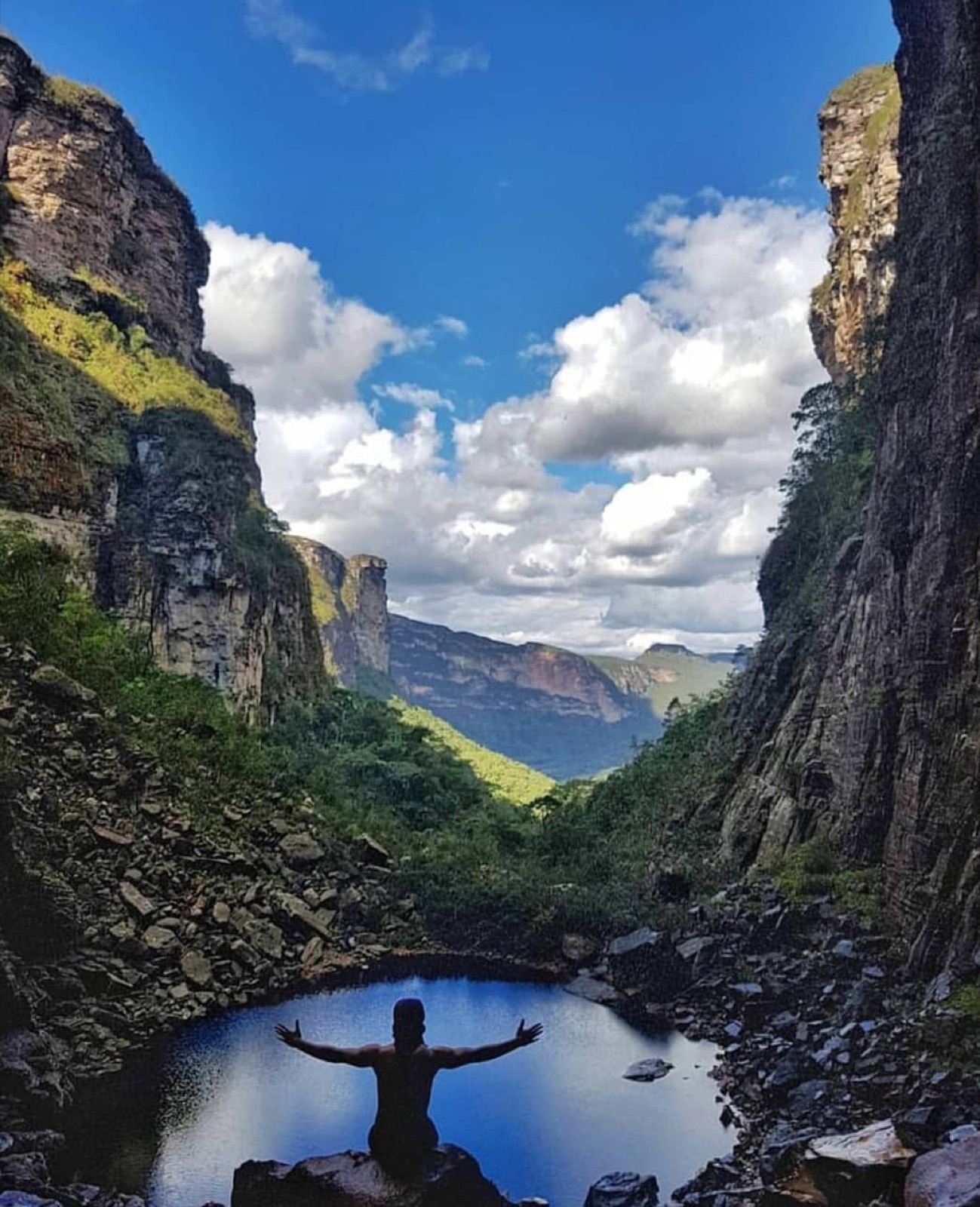 Viajante em presença num poço natural no Vale do Pati, Chapada Diamantina — Travessia do Pati, Turismo de Reconexão